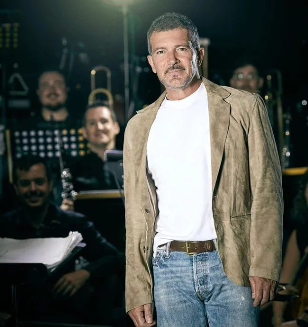 Um dos maiores nomes do cinema espanhol e sucesso também em Hollywood, Antonio Banderas foi convidado para dançar na final do quadro Dança dos Famosos, do programa 