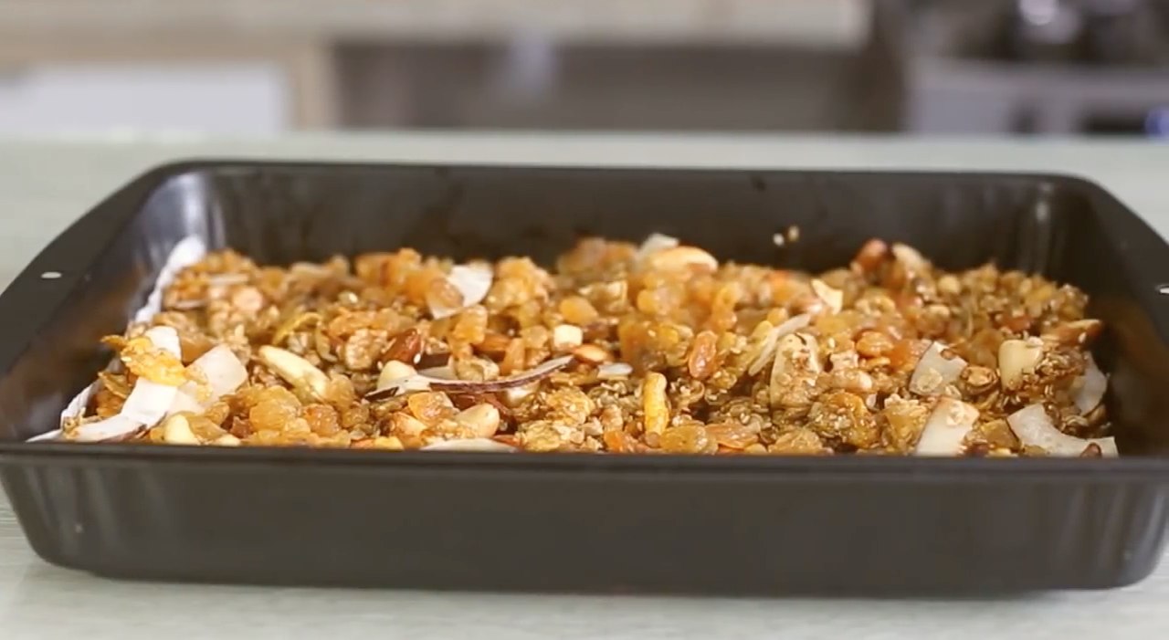 Mais saborosa e saudável que a industrializada por ter pouco açúcar, nenhum aditivo químico ou conservante. Para prepará-la, basta misturar aveia, açúcar mascavo, castanhas de caju, sementes de linhaça e óleo de soja ou coco. E pode adicionar passas e ameixas secas. 