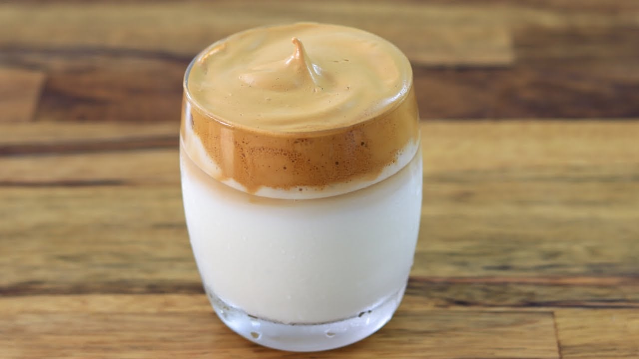 Essa receita, que virou febre no Instagram e Tik Tok, trata-se de uma espuma brilhante de café feita com o produto solúvel em pó, açúcar e água quente batidos na batedeira ou à mão. Pode ser servida quente sobre o café preto tradicional ou fria com leite e gelo.
