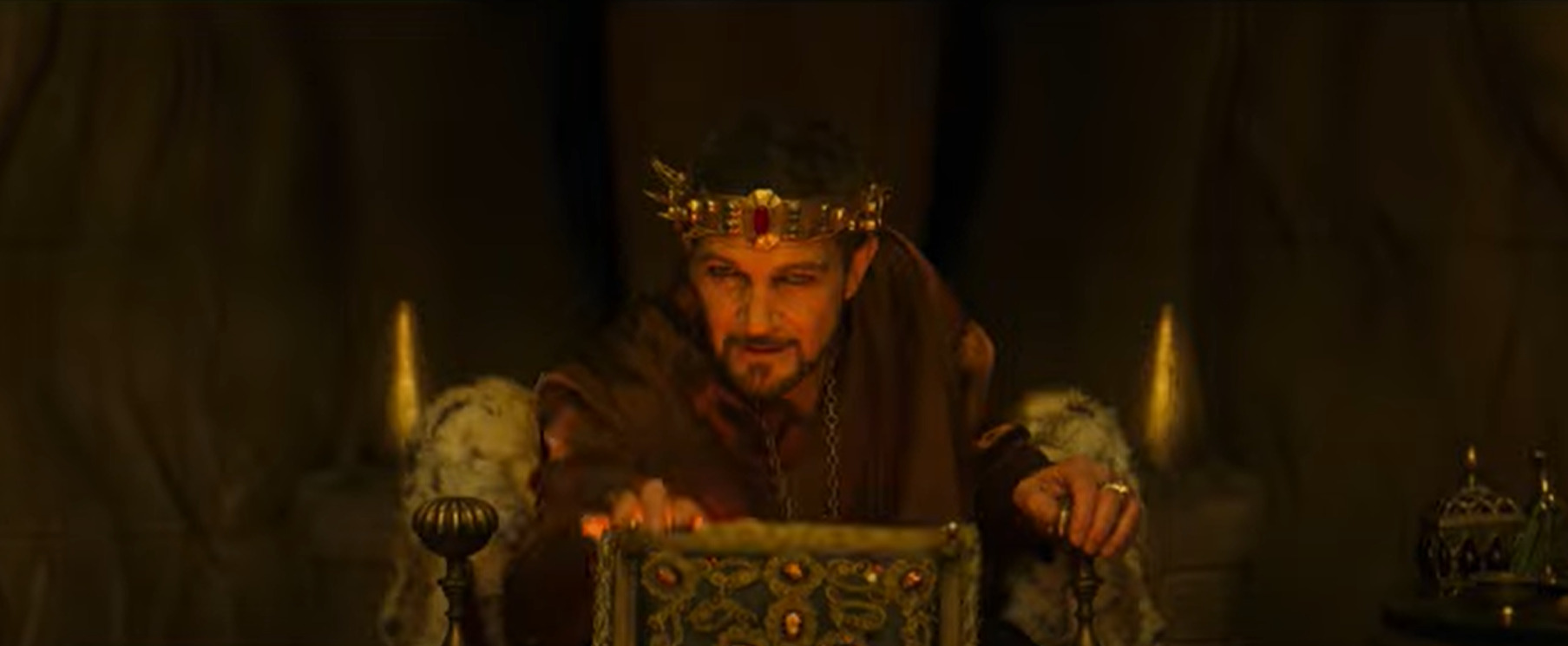 Banderas falou sobre a experiência: Tentei rir de mim mesmo fazendo esse homem horrível que só acredita em si mesmo. Ele tem o poder de fazer e pode estalar os dedos e matar alguém, comentou o ator que soltou a voz neste musical de Natal.