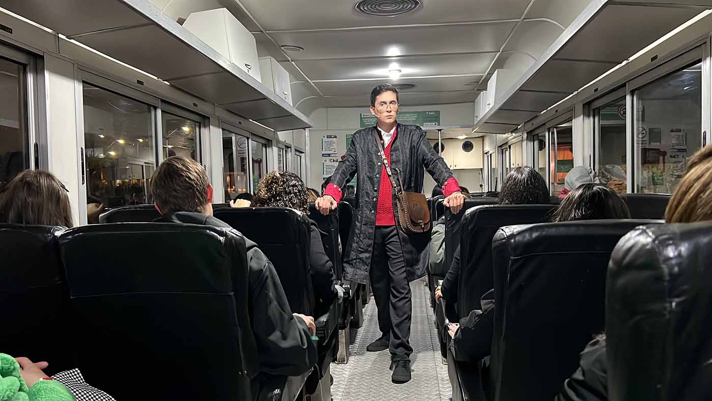 O espetáculo possui 3 horas de duração e ao longo da narrativa os passageiros embarcam em um trajeto misterioso.