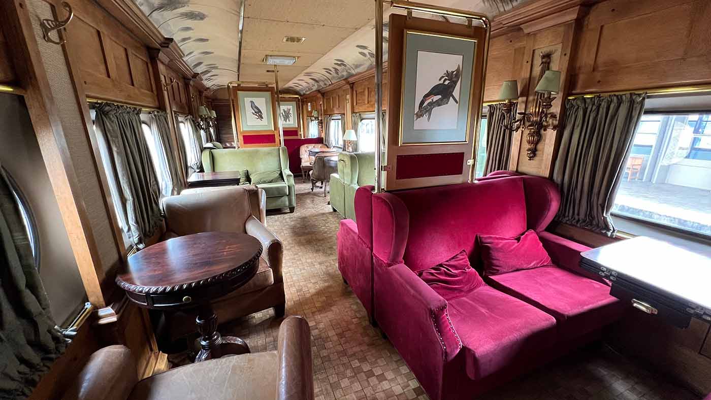 O ingresso custa R$ 180 (ou 95 - o preço da meia entrada - se a pessoa doar 1 quilo de alimento).  O portal da Serra Verde Expressa informa que crianças de até 4 anos não ocupam lugar no assento e, portanto, não pagam. Se o adulto preferir que ela tenha assento próprio, o ingresso é meia entrada, como para as outras crianças. 