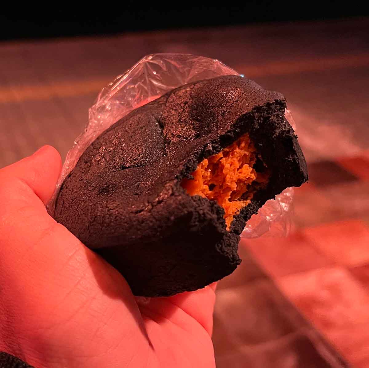 São vendidos: hambúrguer temático (Bruxo Burger) com pão colorido preparado pelo Hard Rock Café Curitiba, sopa (Caldeirão da Bruxa) e sobremesa (um bolo com recheio de doce de abóbora).