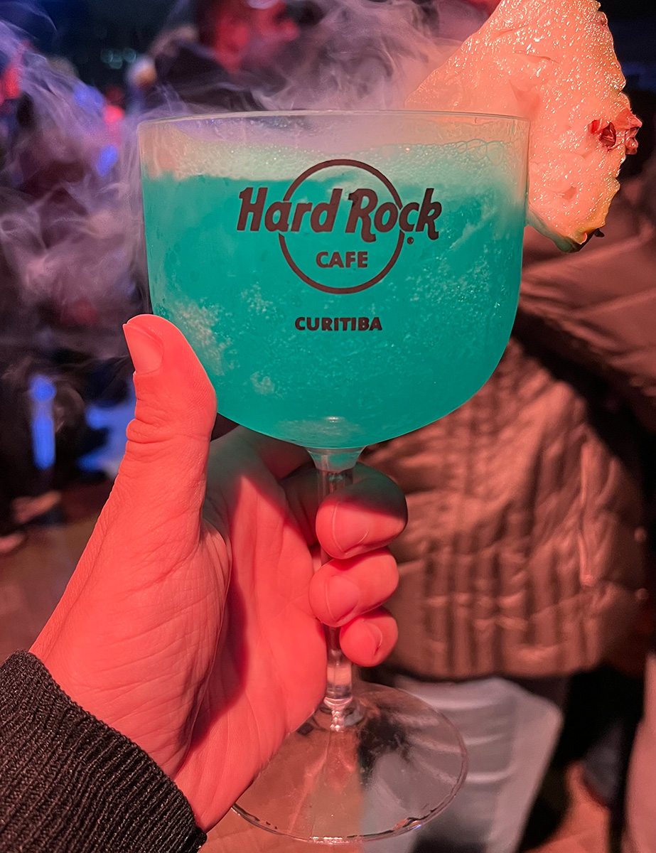 Já entre as opções de bebida há água mineral, refrigerantes, cerveja Amstel, além de drinks temáticos com e sem álcool.