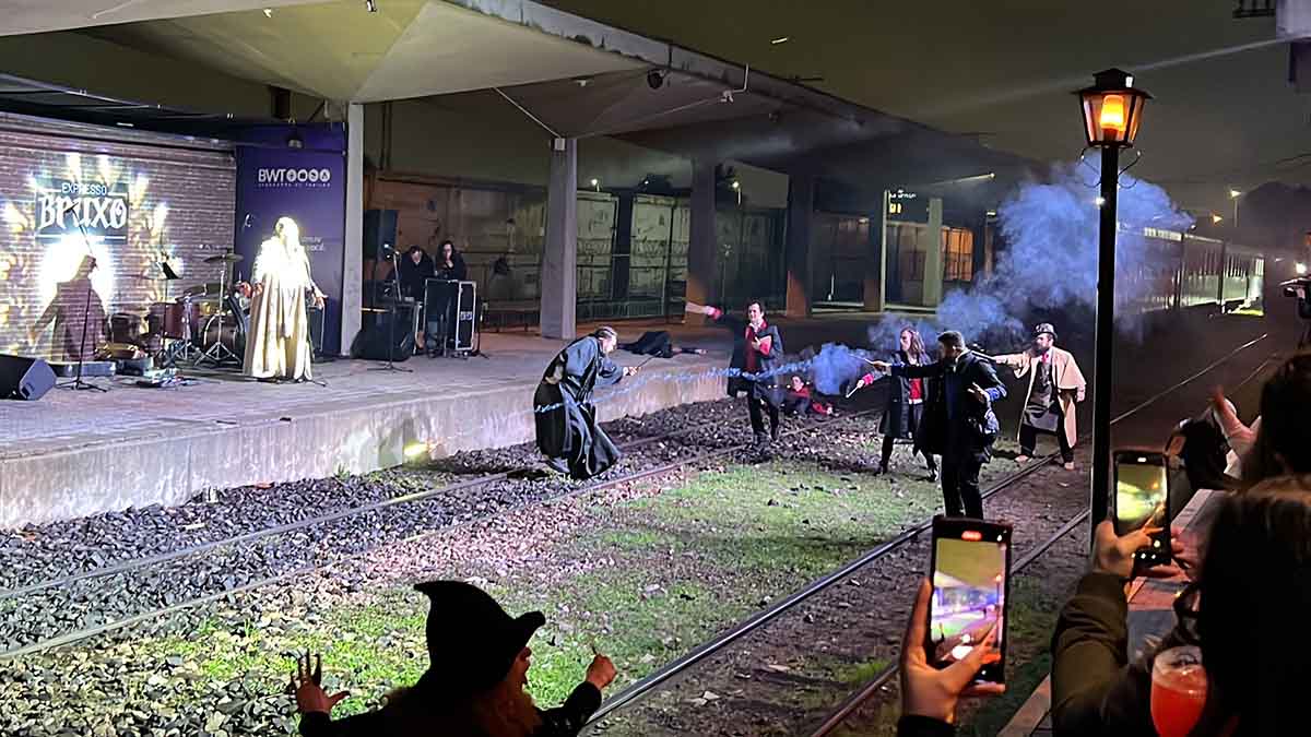 Alunos se enfrentam em um duelo de varinhas no desfecho da história que conduz o espetáculo.