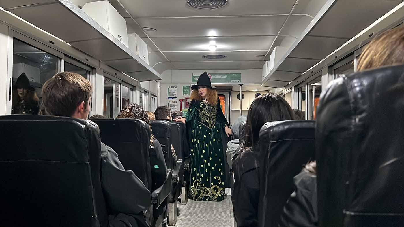 Quando o trem retorna à estação, a plataforma, que na partida estava vazia, agora dá lugar a uma série de ambientes para fotos divertidas, quiosques para retirada da sopa e sobremesa, e estações para retirada dos drinks.