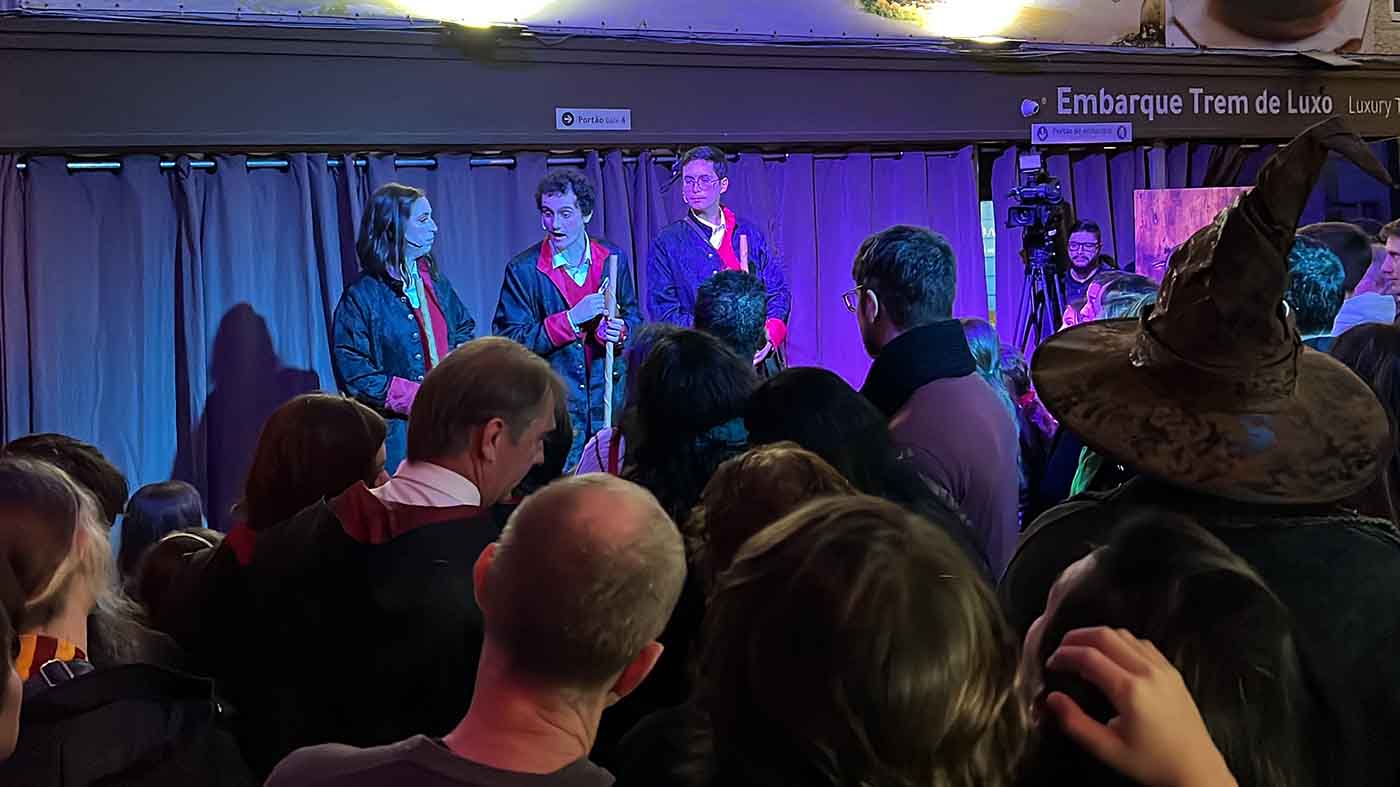 Também há um ponto de venda de souvenirs temáticos, tiro com arco e uma aula de poções. 