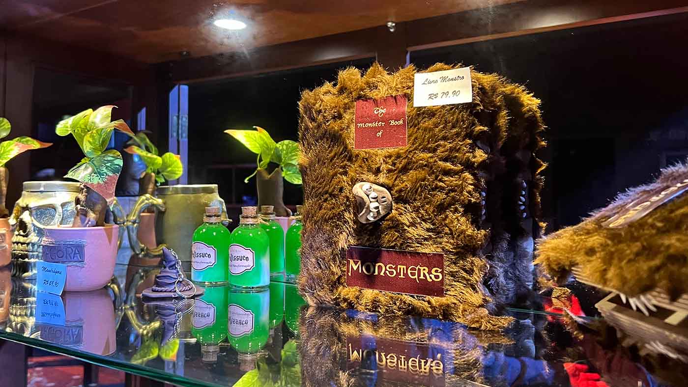 Não há serviço de bordo ao longo da viagem, mas é possível fazer compras na estação ferroviária. 