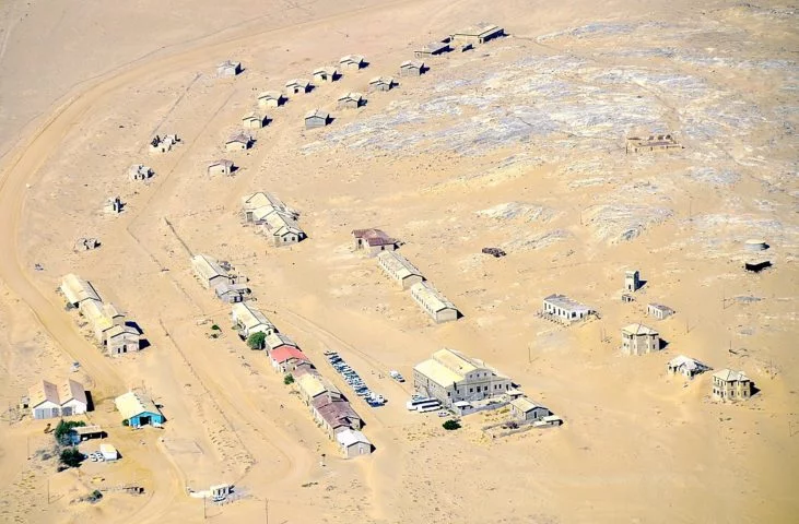 A cidade de Kolmanskop foi fundada no início do século 20, durante a época da colonização alemã na Namíbia. 