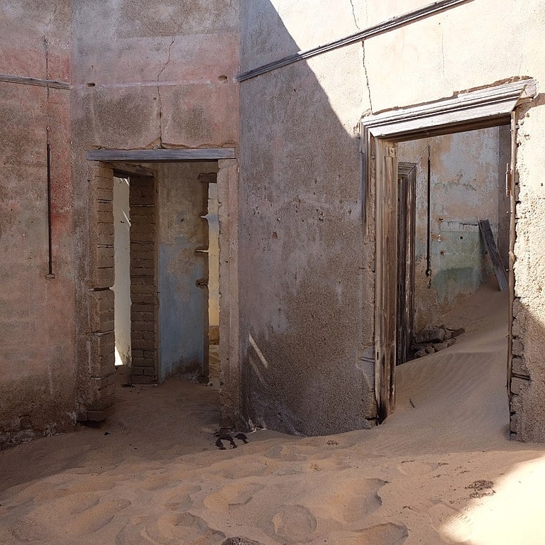 A cidade está soterrada pela areia, que invade todas as construções, mas já foi um centro movimentado, repleto de vida e ação. 