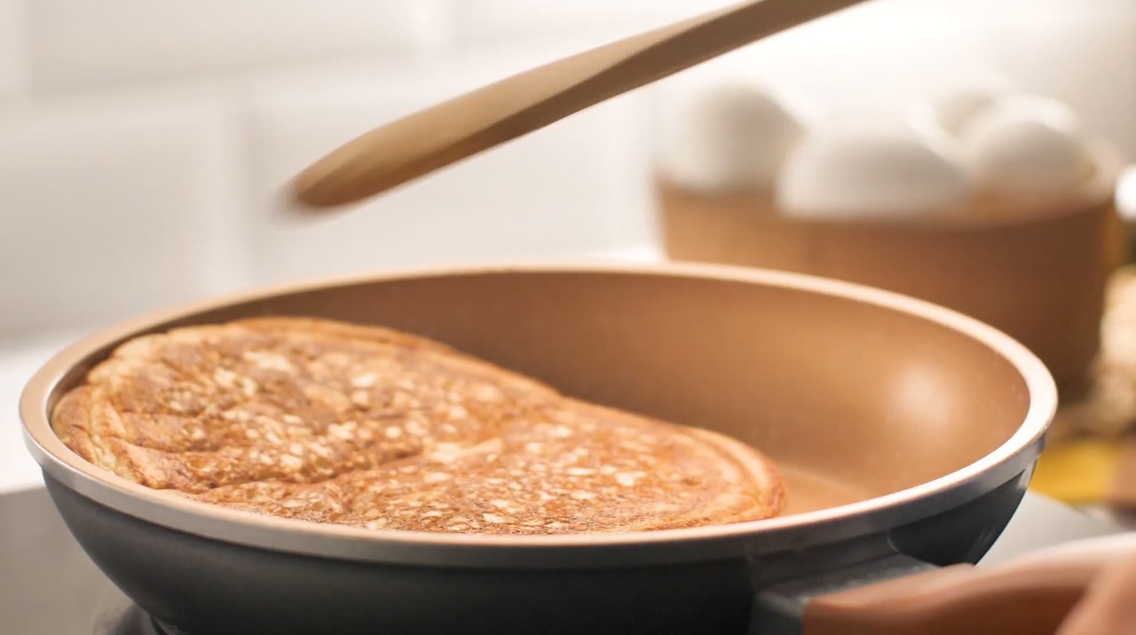 Uma alternativa para os adeptos da dieta “low carb”, a panqueca feita com banana é baixa em carboidratos por levar farinha de aveia. Pode ser servida com canela polvilhada, mel e frutas vermelhas ou da estação. 