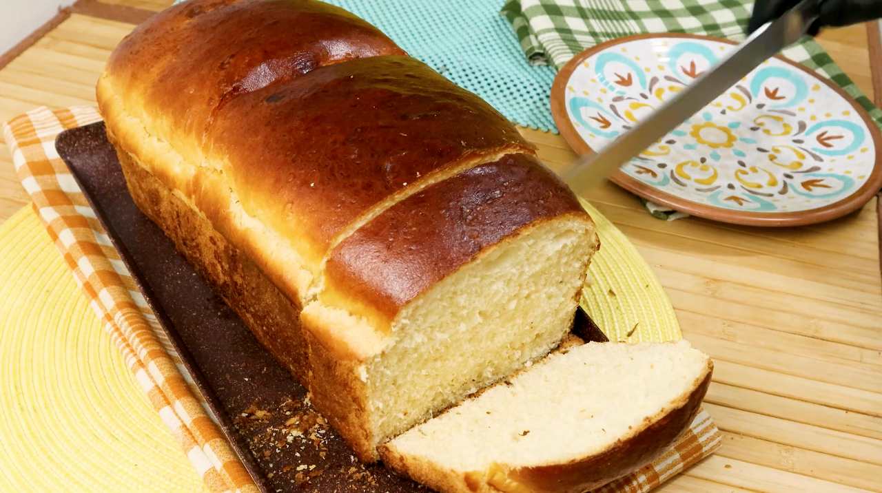 Originária da cidade de Petrópolis, no Rio de Janeiro, é uma grossa fatia de pão caseiro tostado com bastante manteiga por cima . 
