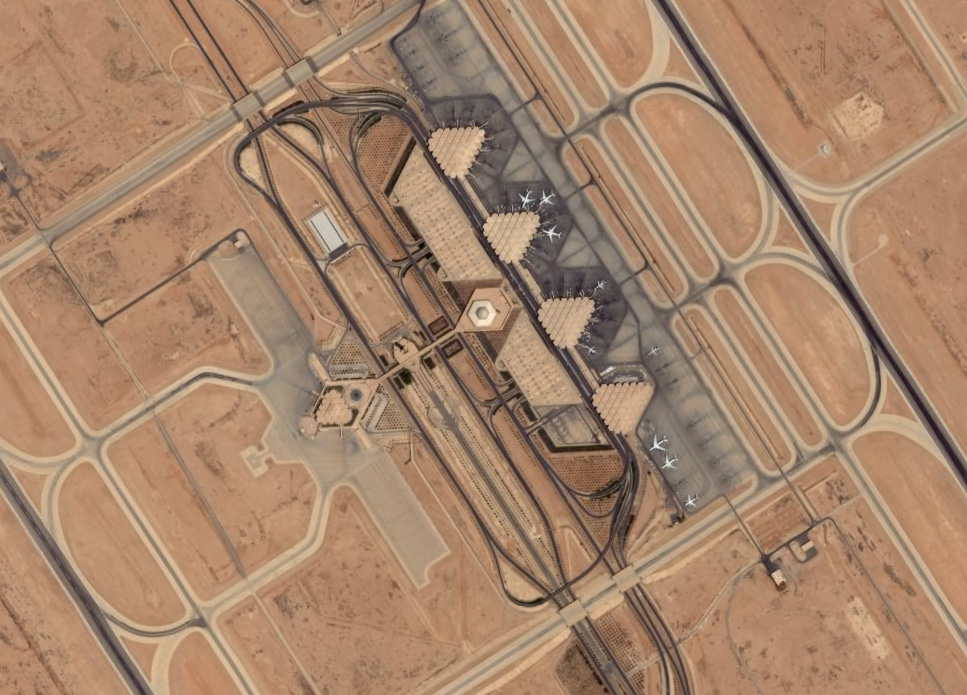 O Aeroporto Internacional King Salman tem um projeto arquitetônico de ponta que combina funcionalidade e inovação estética. E deverá mais que duplicar a capacidade do atual Aeroporto Internacional King Khalid (foto).