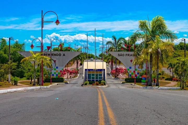 São Francisco do Conde (BA): Com uma população estimada de aproximadamente 40 mil habitantes, São Francisco do Conde pertenceu a Salvador até 1697, quando foi emancipado.