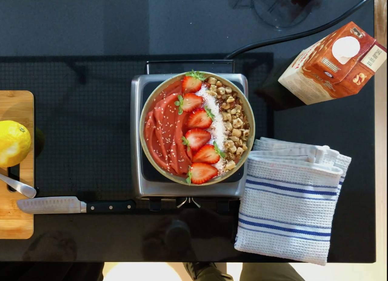 A clássica vitamina matinal dá lugar a este smoothie também muito nutritivo e que fica bastante refrescante.  Para uma consistência mais densa, pode-se adicionar, além dos morangos, pedaços congelados de banana ou iogurte grego.  