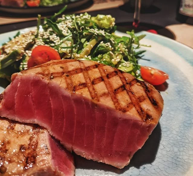 O fato desse atum ser tão caro faz com que os restaurantes brasileiros se unam para comprá-lo e baratear seu valor final.