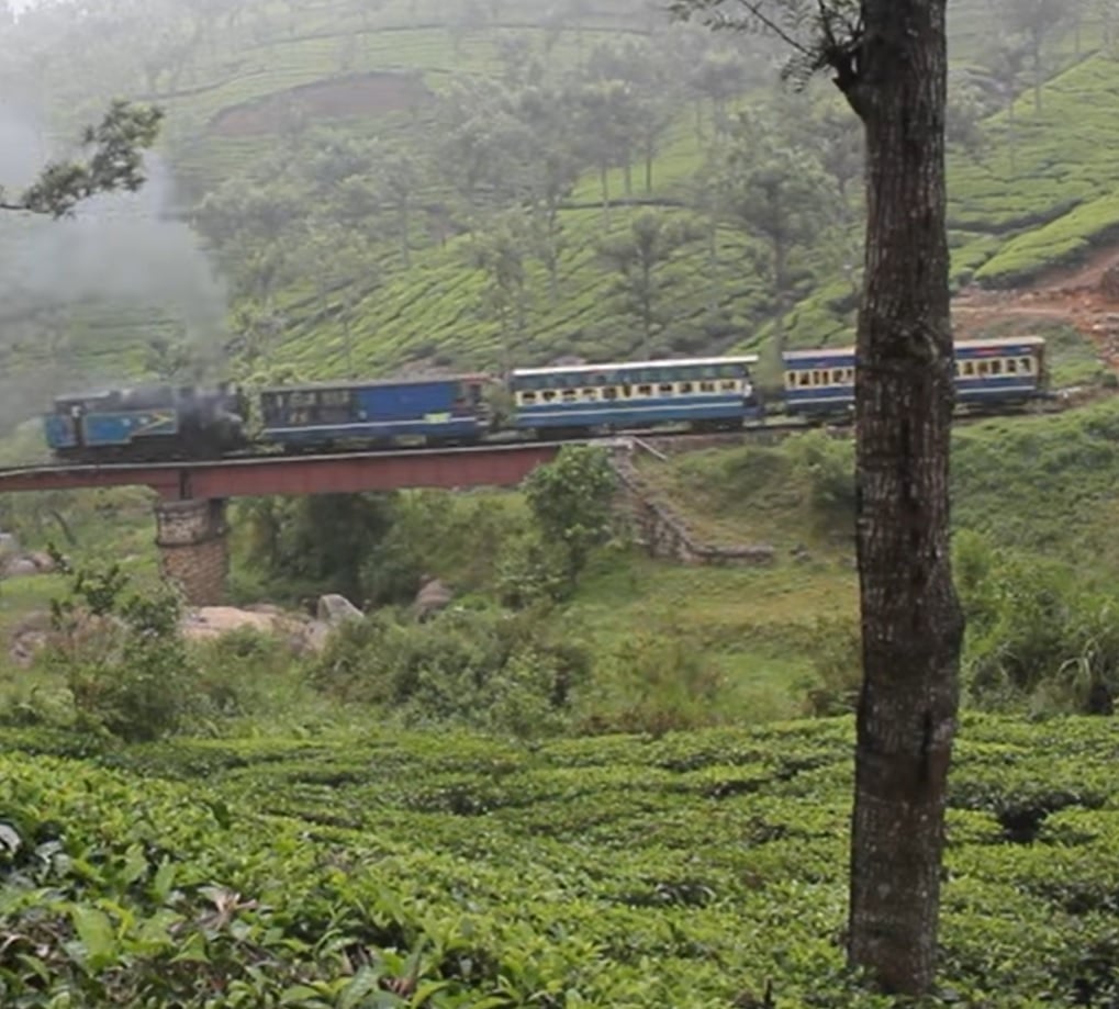 Sua engenharia única é notável. A viagem utiliza locomotivas a vapor antigas que são uma atração por si só.