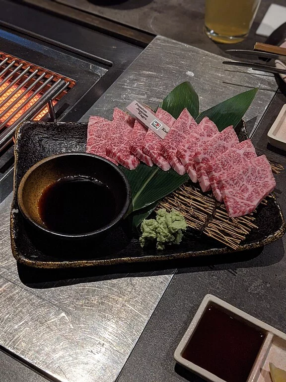 Nesse aspecto, o Atum Azul lembra até mesmo o Wagyu japonês, famoso pelo seu alto valor, que ostenta o primeiro lugar no pódio de carne bovina mais cara do mundo.