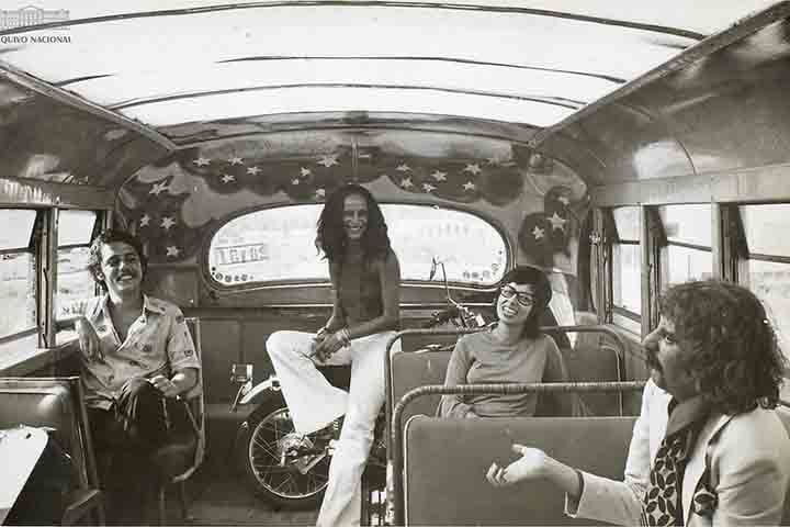 Sexta filha de José Teles Veloso (Seu Zezinho) e de Claudionor Viana Teles Veloso, conhecida como Dona Canô, Maria Bethânia Viana Teles Veloso nasceu dia 18 de junho de 1946. Cantora, compositora e poetisa, a artista é natural de Santo Amaro, cidade no Recôncavo da Bahia.