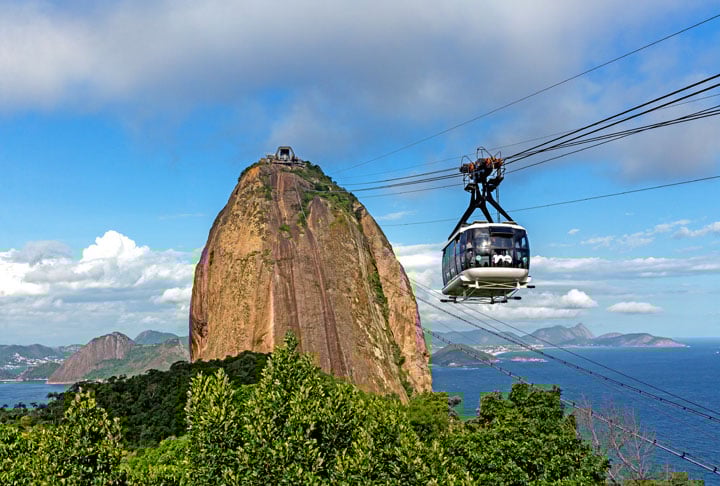 Pão de Açúcar, Brasil: Inaugurado em 1912, o bondinho do Pão de Açúcar se tornou uma atração turística de destaque na cidade do Rio de Janeiro. 