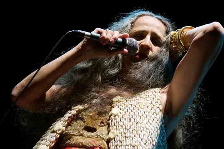 Em 2009, lançou o DVD Dentro do Mar tem Rio, registro do show ao vivo gravado nos dias 7 e 8 de dezembro de 2007, em São Paulo, com direção de Andrucha Waddington. Após a  turnê Amor, Festa e Devoção, lançou o DVD Carta de Amor, 2013, que traz uma turnê baseada no álbum Oásis de Bethânia.