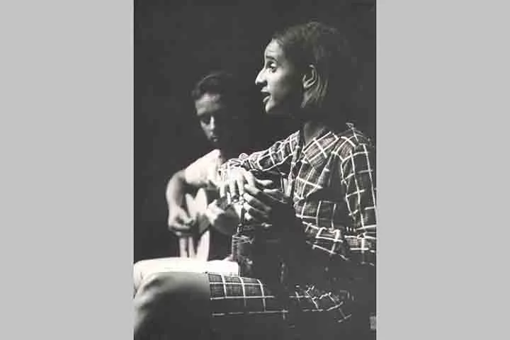 Após mudar-se  oficialmente para o Rio de Janeiro, passou a ser nacionalmente conhecida por sua voz potente. Principalmente quando substituiu a cantora Nara Leão no espetáculo Opinião, dirigido por Augusto Boal, no Teatro de Arena.