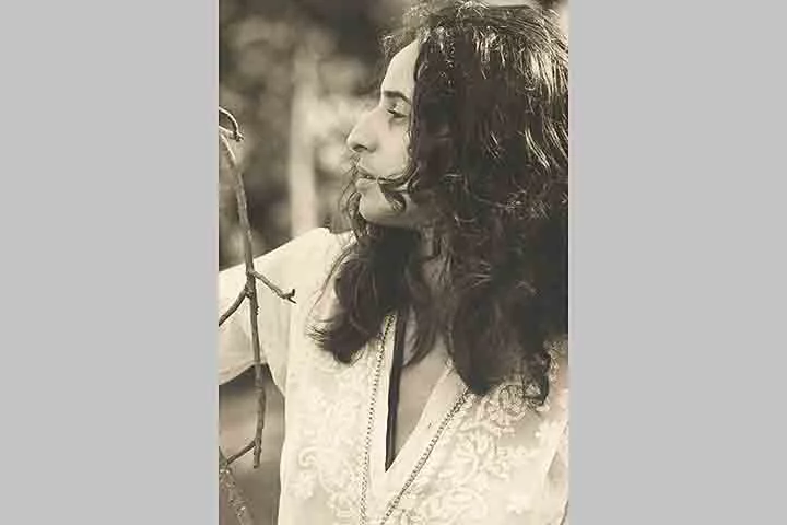 A elogiada interpretação em Carcará, em 1965, de João do Vale, a lançou rapidamente no rol das grandes cantoras do país. Na época, assinou contrato com a gravadora RCA, com o lançamento de seu primeiro álbum, que recebeu o nome de Maria Bethânia.