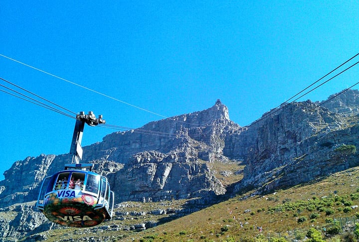 Table Mountain, África do Sul: A vista proporcionada pelo Table Mountain, situado na Cidade do Cabo, é uma das mais deslumbrantes e memoráveis do mundo. Ele chega a uma altura de 1.067 metros acima do nível do mar em menos de cinco minutos. 