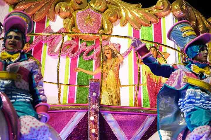 Maria Bethânia é conhecida por sua voz eloquente, por apresentar-se na maior parte das vezes com cabelos soltos, vestidos longos e descalça. Em 2016, foi homenageada pela escola de samba do coração, Mangueira, que a consagrou com o título do Carnaval Carioca. 