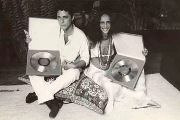 Em maio de 1970, foi lançado Maria Bethânia Ao Vivo, o seu segundo disco ao vivo e o último na Odeon. O destaque deste disco ficou por conta das belas regravações de ''Meiga Presença'' e ''Nada Além'', dedicada pela cantora à sua mãe Dona Canô.