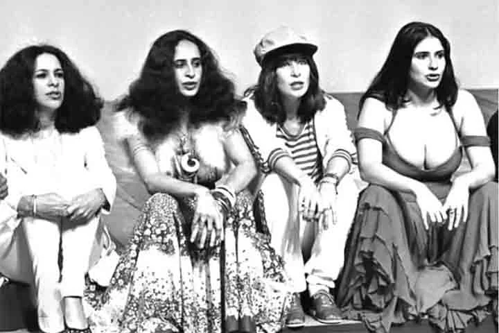 Maria Bethânia participou do especial Mulher 80, da Rede Globo, com uma série de entrevistas e musicais, cujo tema era a mulher e a discussão do papel feminino na sociedade.