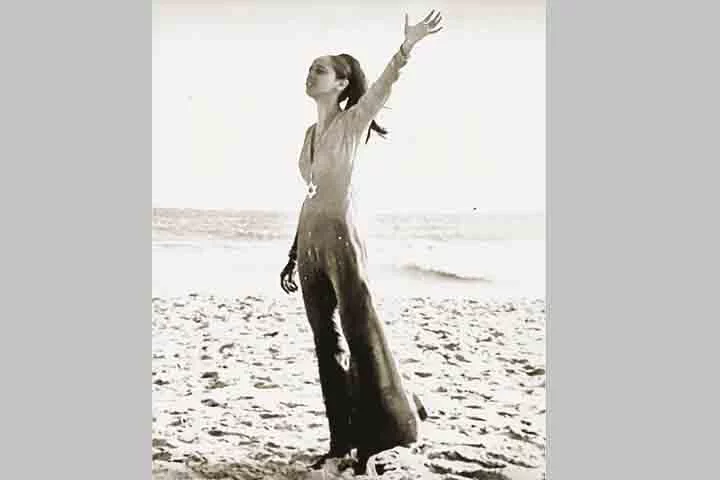 Bethânia lançou o seu terceiro álbum de estúdio, que continha canções de diversos compositores da MPB e que marcava pela primeira vez, a sua aproximação com a religião do candomblé, onde passaria a cantar pontos tradicionais.