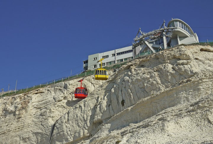 Teleférico de Rosh Hanikra, Israel: Liga a entrada do parque natural de Rosh Hanikra às grutas marítimas. Foi inaugurado em 1965 e se tornou uma das atrações mais populares de Israel. Com uma inclinação de 60°, é o teleférico mais íngreme do mundo.