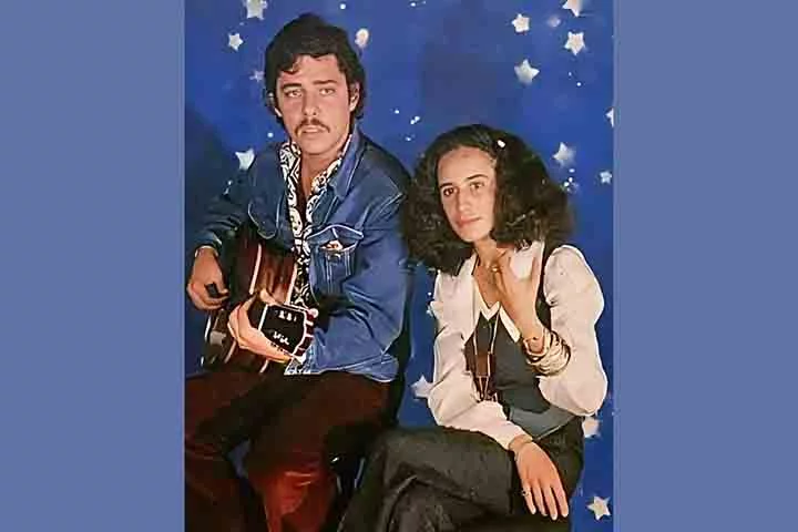 No início dos anos 90, Bethânia comemorou 25 anos de carreira com o LP 25 Anos, cujo repertório, essencialmente brasileiro, evocava diversas culturas deste país. O disco contou com a participação especial de vários cantores e músicos importantes.