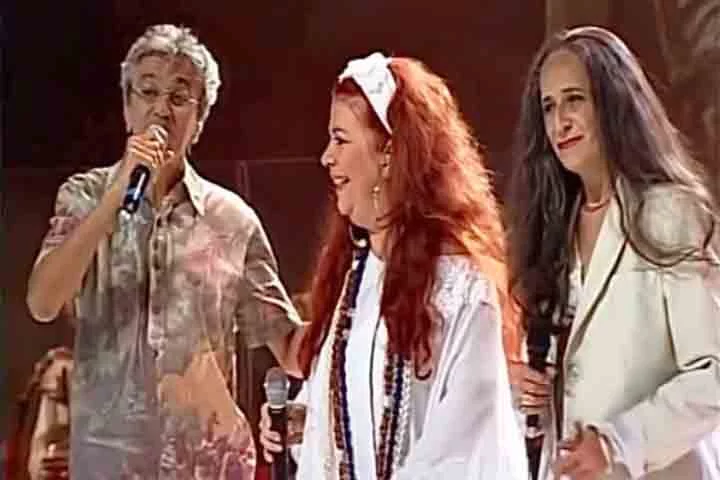 Em 1999, a cantora lançou A Força Que Nunca Seca pela gravadora BMG. No trabalho, interpretou a faixa Romaria, de autoria de Renato Teixeira, popularizada por Elis Regina. A faixa-título foi dedicada à memória de Mãe Cleusa do Gantois, além de trazer canções inéditas e releituras de clássicos