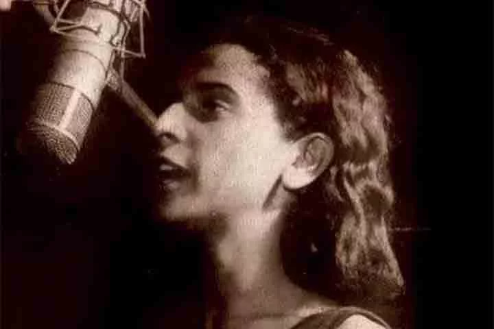 Ainda em 1968, foi lançada pela sua antiga gravadora RCA, uma coletânea de seus primeiros sucessos ao lado de seu irmão Caetano Veloso e de seu conterrâneo Gilberto Gil, intitulada Velloso-Bethânia-Gil.