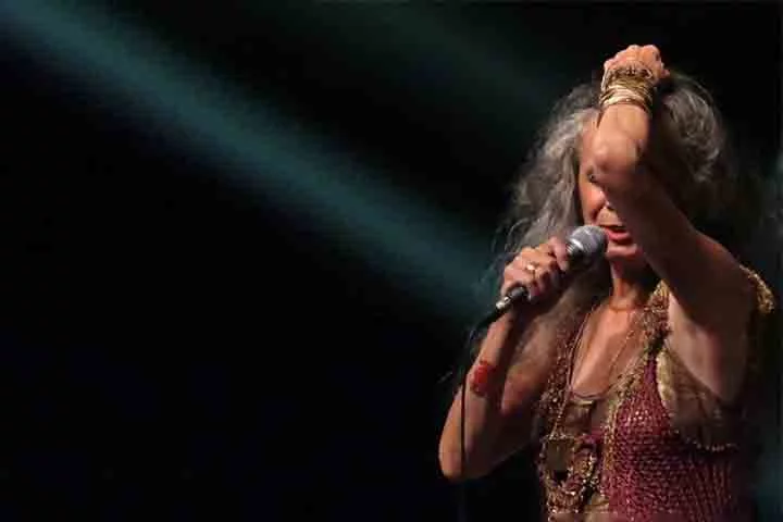 Ainda em 2006, lançou dois álbuns. Pirata, onde canta os rios do interior do Brasil, e Mar de Sophia, onde canta o mar a partir de versos da poetisa portuguesa Sophia de Mello Breyner. A turnê foi batizada de Dentro do Mar tem Rio, com direção de Bia Lessa e roteiro do fiel colaborador Fauzi Arap.