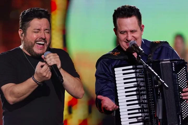 Formada em Goiânia, em 1988, pelos cantores Bruno (voz e violão) e Marrone (voz, violão e sanfona), a dupla se consolidou como um dos maiores nomes do gênero, influenciando gerações de artistas e fãs.