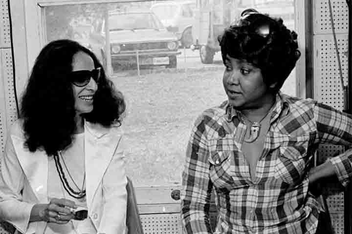 Quando tinha 17 anos, a cantora fez sua primeira apresentação em Salvador, na peça Boca de Ouro, de Nelson Rodrigues. Com a veia artística no sangue ao lado do irmão mais velho, Bethânia participou de espetáculos teatrais na juventude. 