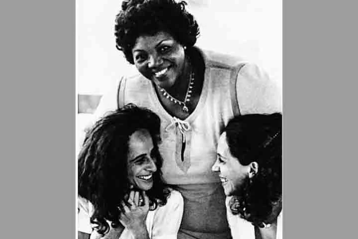 Bethânia se lançou em uma temporada de pequenos shows e recitais realizados em boates cariocas e paulistanas, onde passaria a se debruçar em um repertório mais romântico.