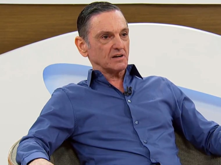 Esposa de Paulo Miklos desmente que o cantor foi encontrado desacordado em casa; ex-Tit&atilde;s est&aacute; com gastroenterite