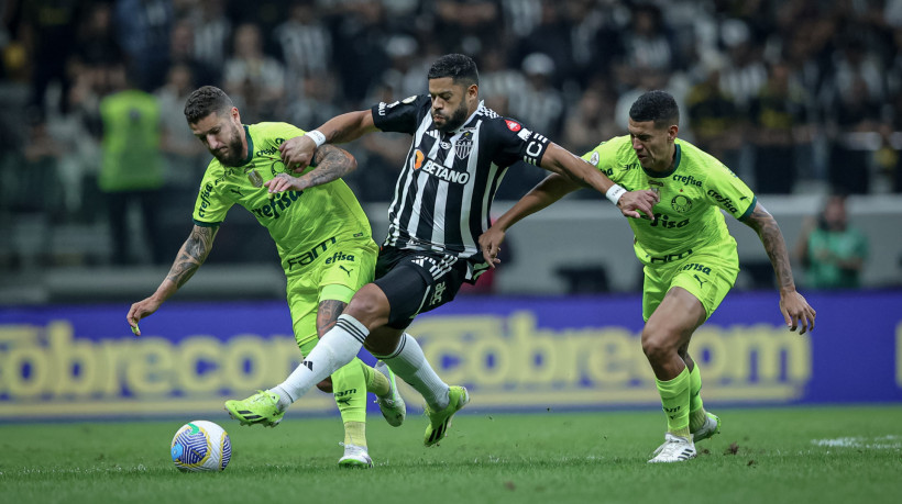 Hulk foi expulso pelo árbitro Rodrigo José Pereira após dois cartões amarelos no primeiro tempo da partida entre Atlético-MG e Palmeiras