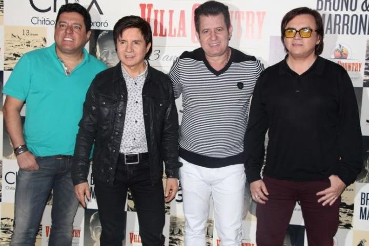 Em 2015, Bruno e Marrone embarcaram em uma turnê conjunta com a dupla Chitãozinho e Xororó. Juntos, eles lançaram o álbum Clássico em 2016, que apresenta uma seleção de sucessos de ambas as duplas.