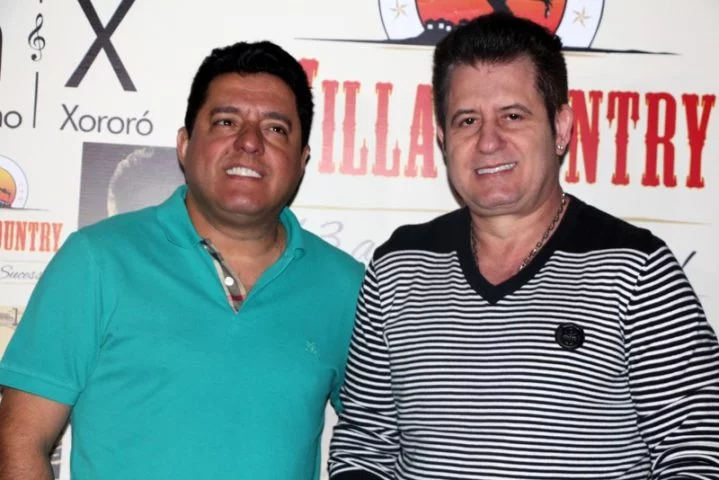 Os dois se conheceram em 1985 e começaram a cantar juntos em bares e casas de shows em Goiás. O talento e a harmonia da dupla chamaram a atenção e logo conquistaram um público fiel.