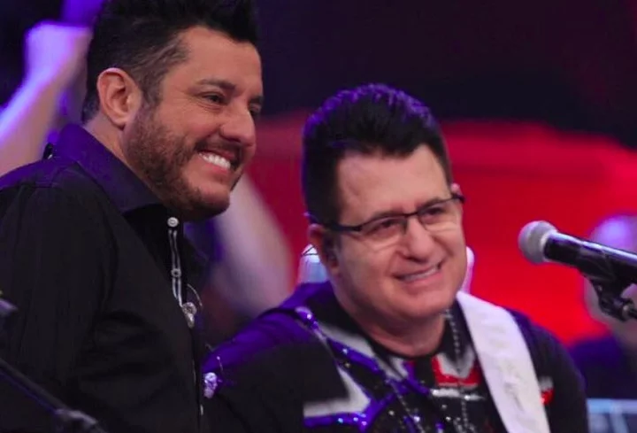 Em 2021, a dupla lançou de forma independente o projeto Exatamente Agora, que marcou o retorno de Bruno como compositor. O álbum apresentou músicas como Não Recomendo, Coração de Isca, Desbloqueia e Último Beijo, esta última com a participação especial de Wesley Safadão.





