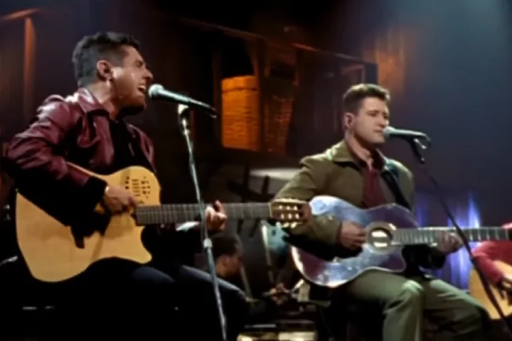 O grande sucesso veio em 2001 com o lançamento do álbum Acústico ao Vivo, que incluiu hits como Dormi na Praça e Vida Vazia.