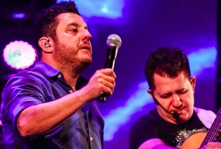 Ao longo dos anos, a dupla lançou diversos álbuns e singles de sucesso, incluindo Por Um Minuto, Choram as Rosas, Boate Azul, entre muitos outros. 