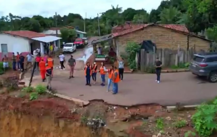 Parte da Vila Santos Dumont despareceu completamente e as casas que ainda não desabaram, estão próximas aos barrancos e foram abandonadas