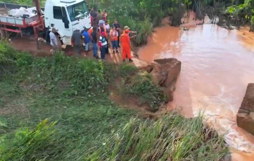 Com isso, as fortes chuvas deixam os terrenos ainda mais suscetíveis a desmoronamentos.