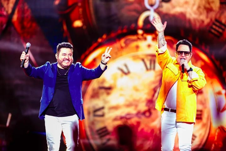 Paralelamente, a dupla começou a trabalhar em um projeto retrospectivo de sua carreira, intitulado Revivem Sua História. O último show da turnê foi no dia 11 de novembro, em São Paulo.